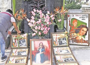 Conmemoran a La Doña con flores y canciones