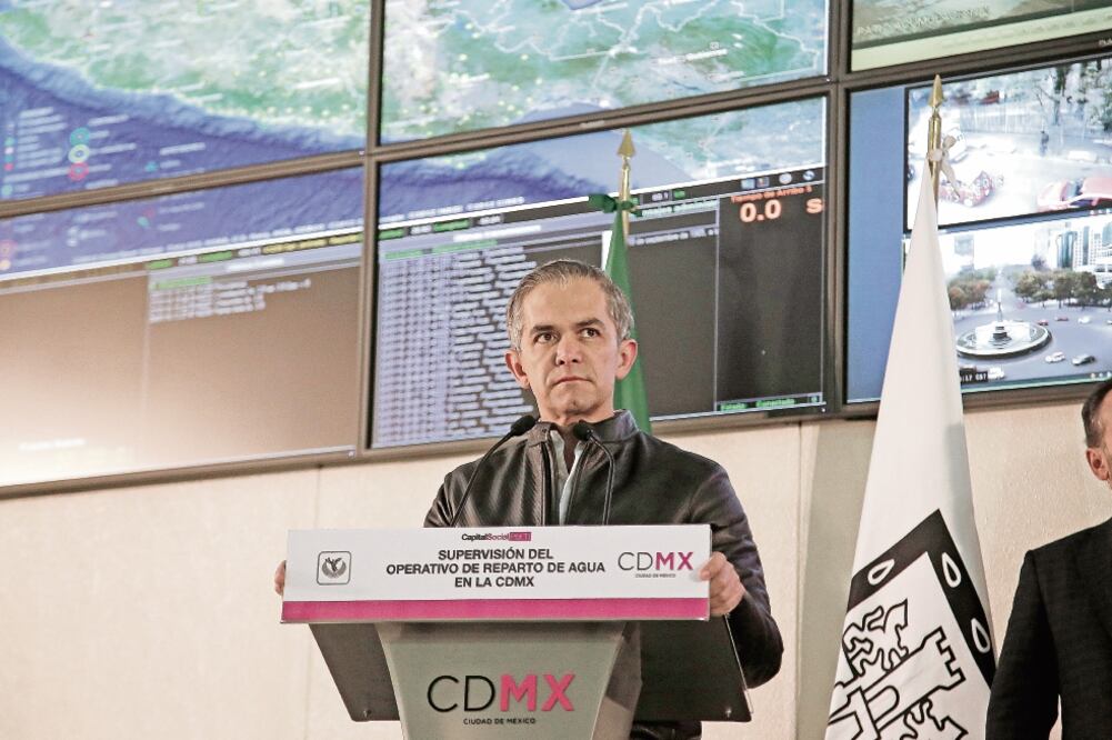 El jefe de gobierno acudió a las instalaciones del C4i4 para supervisar el operativo de reparto de agua en la Ciudad de México (ALEJANDRO ACOSTA. EL UNIVERSAL)