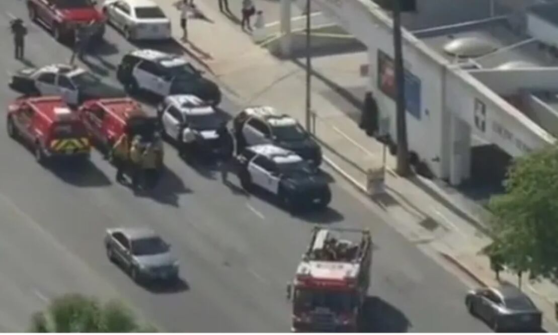 El hombre ingresó al Centro Médico del Hospital Encino en el Valle de San Fernando poco antes de las 4 p.m., dijo el oficial de policía de Los Ángeles, Drake Madison. Foto: Especial