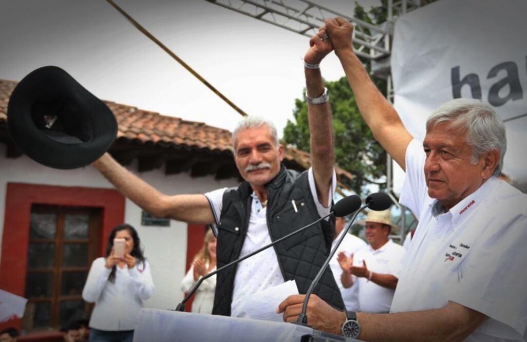 Mireles Valverde acompaña a López Obrador durante un mitin en Michoacán. Foto: Valente Rosas/EL UNIVERSAL