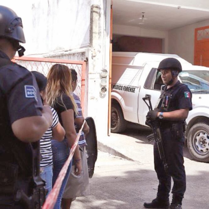 Crimen. Familiares de las víctimas se opusieron a que los cuerpos se los llevara el Semefo, según reporte. (FOTO. especial)