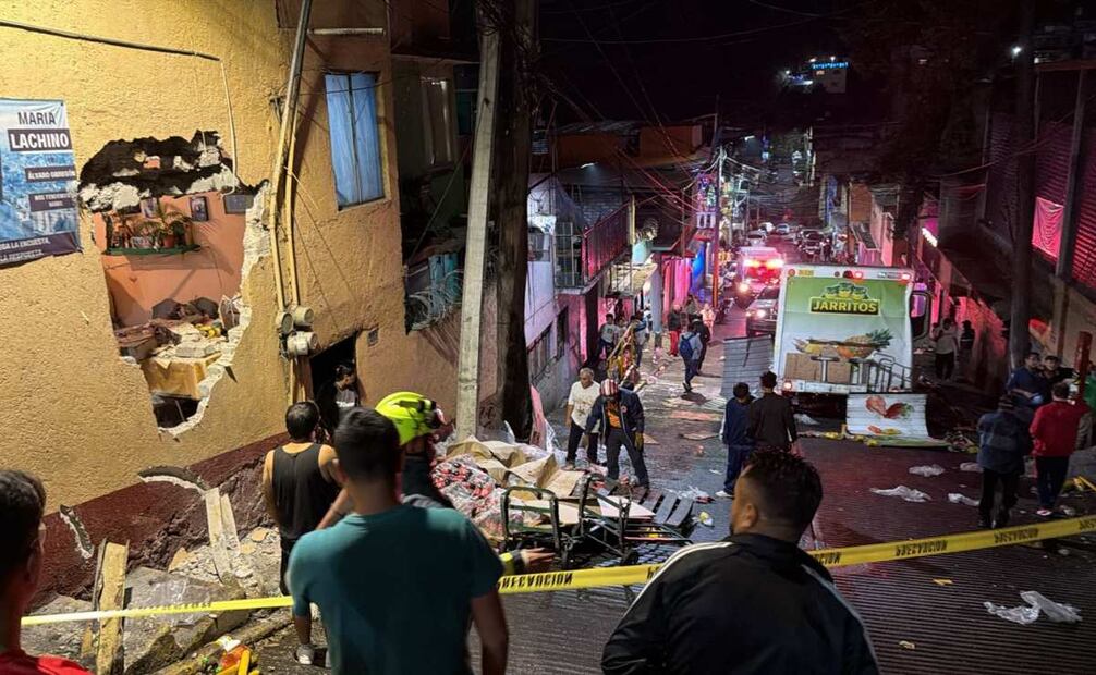 Camión refresquero choca contra vivienda en Álvaro Obregón; dos adultos mayores resultan lesionados.
Foto: Especial.