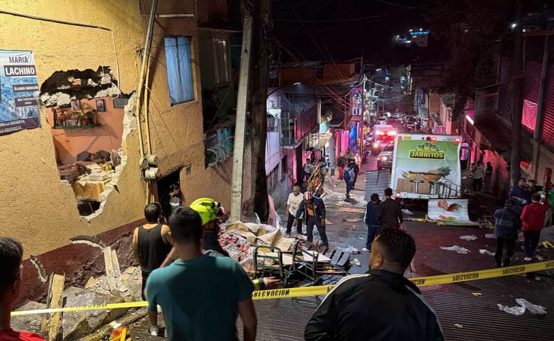 Camión refresquero choca contra vivienda en Álvaro Obregón; dos adultos mayores resultan lesionados.
Foto: Especial.