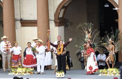 Rocío Nahle recibe bastón de mando de los trece pueblos originarios y afromexicanos