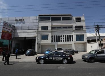Presuntos delincuentes llevan 15 horas atrincherados en inmueble tras agresión a policías en Toluca