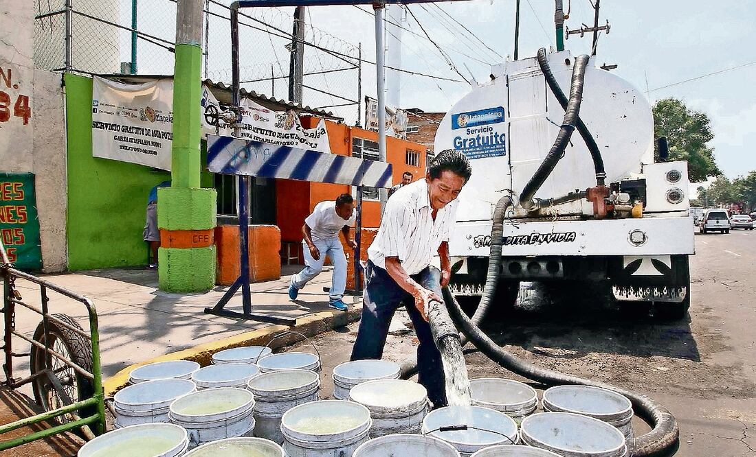 Las pipas son halconeadas por grupos criminales para saber cuántas ventas tienen al día, según los afectados. Archivo El Universal