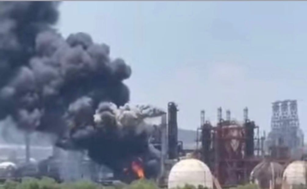 Habitantes de la zona señalaron que se registraron al menos dos explosiones en la planta, lo que generó una densa columna de humo visible a varios kilómetros.
Foto: Especial.