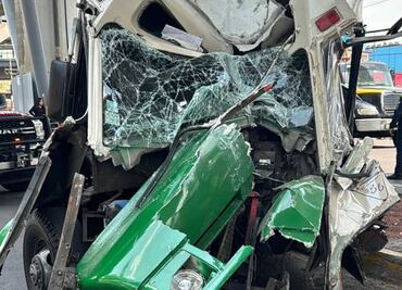 Choque de microbús contra columna de la Línea 12 del Metro, en Avenida Tláhuac, deja al menos 8 lesionados