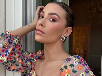 Michelle Salas luce coqueto traje de baño con conchas de mar