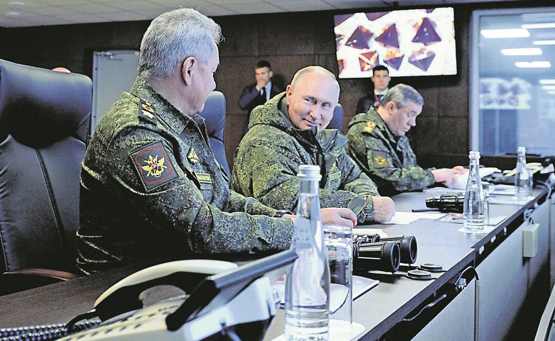 El presidente ruso, Vladimir Putin (centro), presenció ayer las maniobras militares llamadas Vostok-2022 con varios países aliados, incluida China. Foto: AP