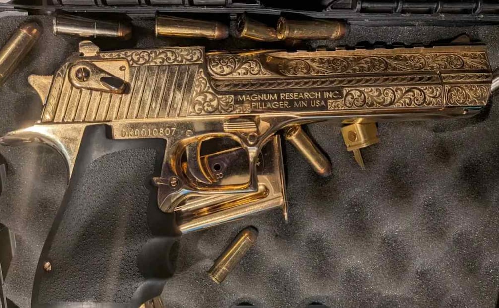 Esta es la pistola Desert Eagle, calibre .50, chapada en oro, que se encontró en el departamento. (15/09/26) Foto: Corte del Distrito Central de California