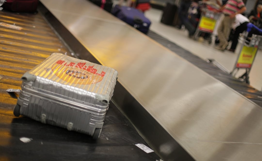 Las etiquetas de vuelo contienen información sobre el propietario de la maleta. Foto: Unsplash