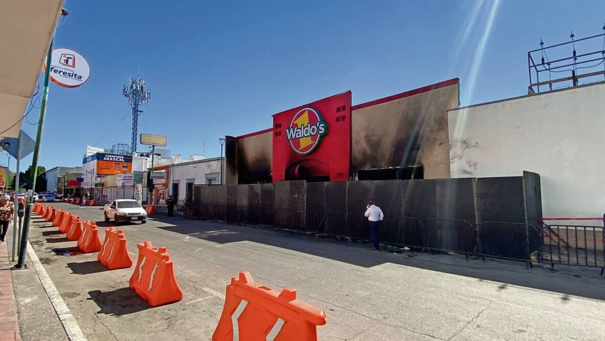 Las autoridades reabrieron el paso vehicular en el perímetro que permanecía cerrado por el incendio en la tienda Waldo’s, el pasado 1 de noviembre. Foto: Amalia Escobar / EL UNIVERSAL