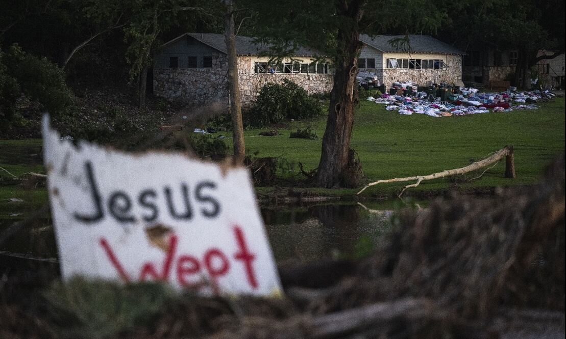 Pertenencias de acampantes al lado de una de las cabañas del Campamento Mystic cerca del río Guadalupe en Hunt, Texas, el 7 de julio del 2025. Foto: AP