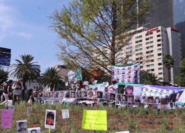 Familiares de personas desaparecidas protestan durante bienvenida del Ahuehuete de Reforma