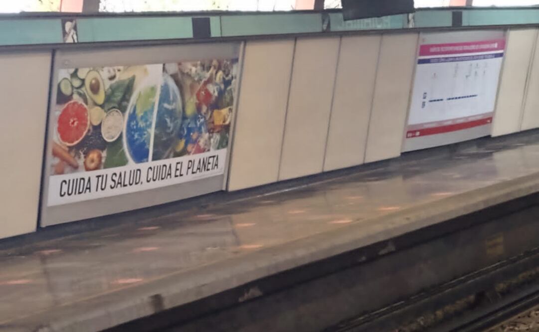 Personal de limpieza realizó el secado del andén. Foto: Especial 