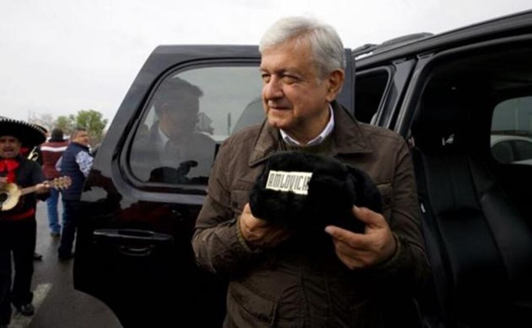 Aspiring presidential candidate, Andrés Manuel López Obrador, holding a Russian fur cap reading “Amlovich” - File photo/EL UNIVERSAL