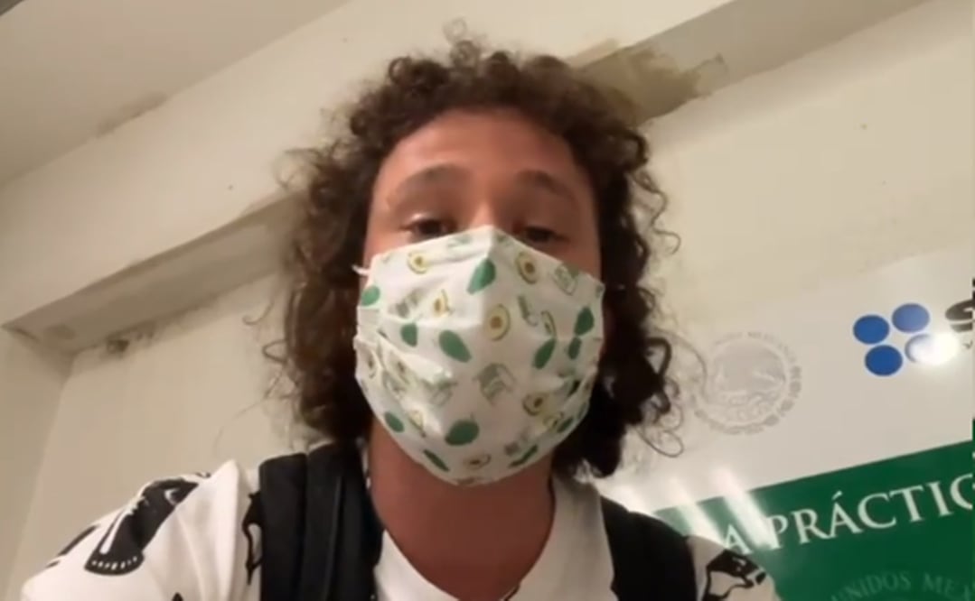 Luisito Comunica en el AICM. Vía Captura de pantalla. 