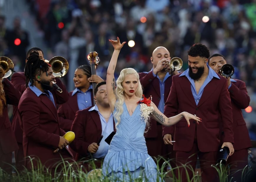 Lady Gaga se sumó al Super Bowl 2026, llevando un vestido azul Luar. Foto: AFP