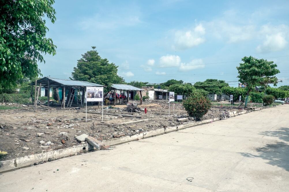 En Paredón, las autoridades metieron maquinaria pesada para remover los escombros y dejaron a l os pobladores una tarjeta para comprar materiales y reconstruir sus viviendas. (FOTOS: CORTESÍA LUIS ENRIQUE AGUILAR)