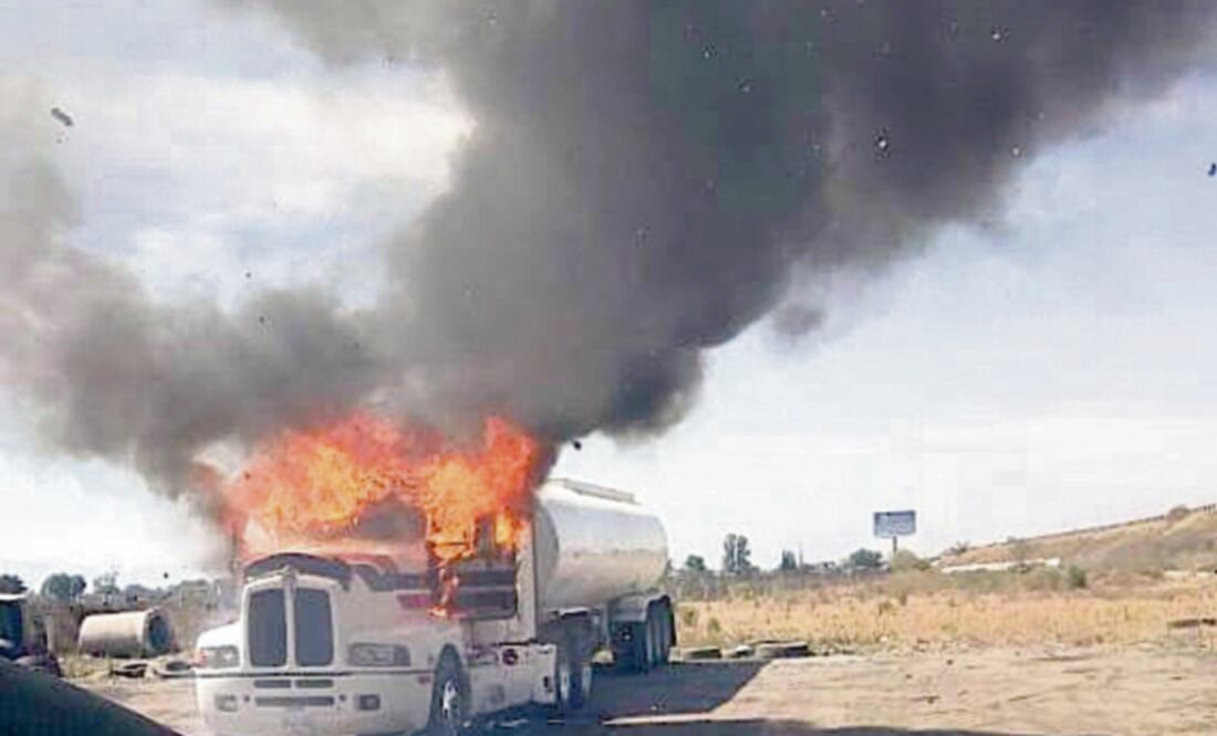 Daños. El fuego consumió totalmente un tracto camión Kenworth y otro Mercedes Benz quedó semidestruido. Foto: ESPECIAL