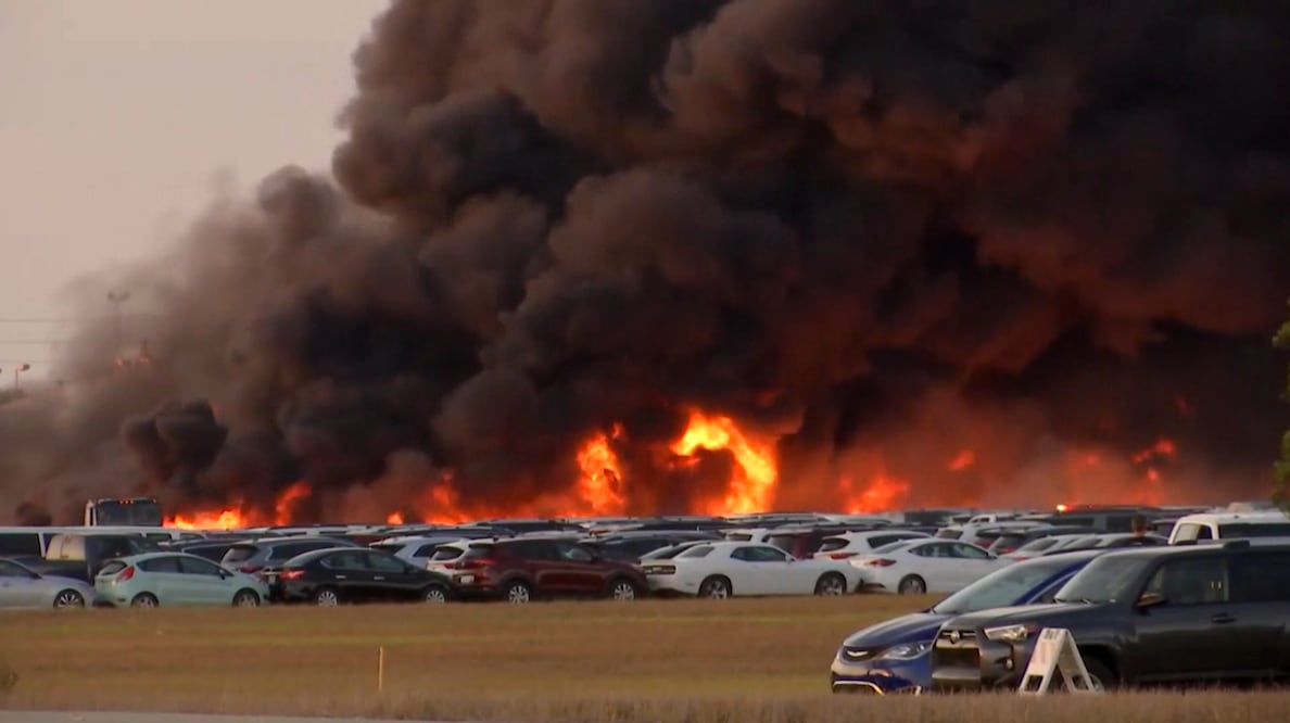 Incendio destruye 3 mil 500 autos en Estados Unidos