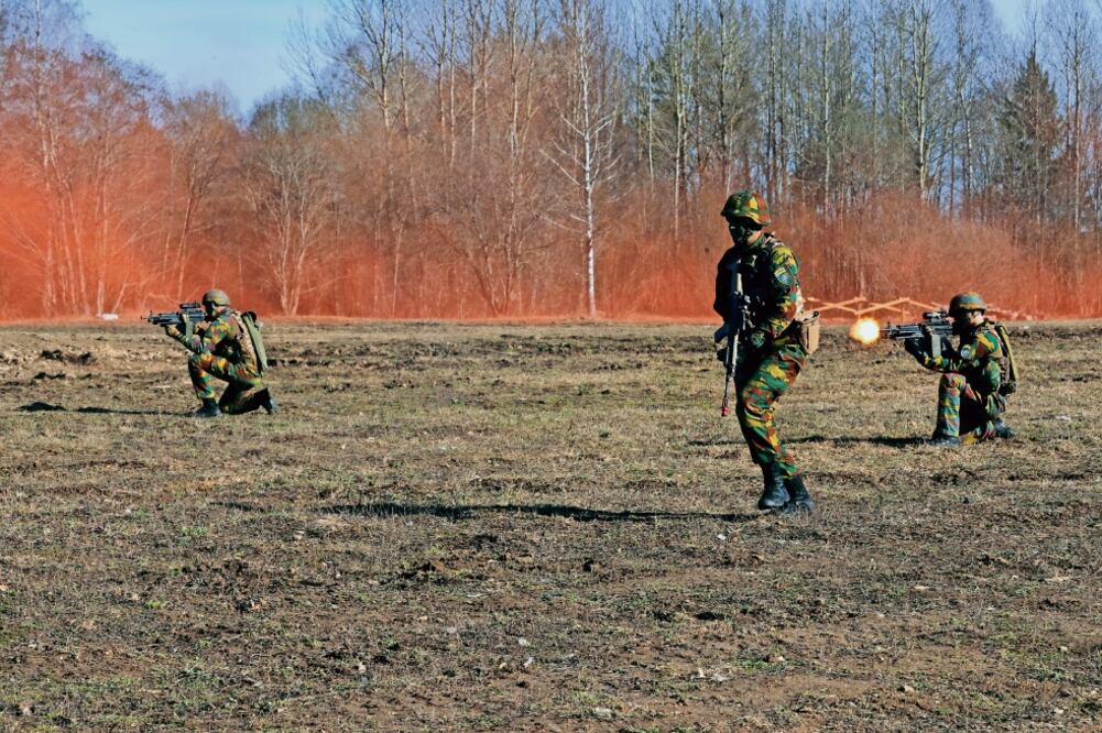 Soldados belgas desplegados por la Organización del Tratado del Atlántico Norte, durante una demostración en la base militar de Tapa, en Estonia (INTS KALNINS. REUTERS)