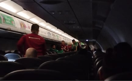 El gesto de Diego Cocca con algunos jugadores de la Selección Mexicana en el viaje a Surinam