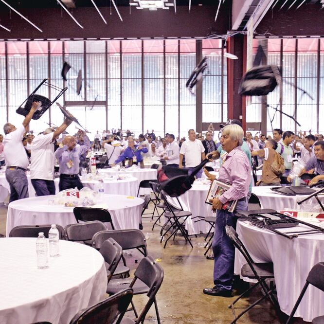 Unos 300 integrantes de la CETEG llegaron al Centro de Convenciones de Acapulco, donde ya estaban los profesores, y comenzó el intercambio de sillazos. (CUARTOSCURO)