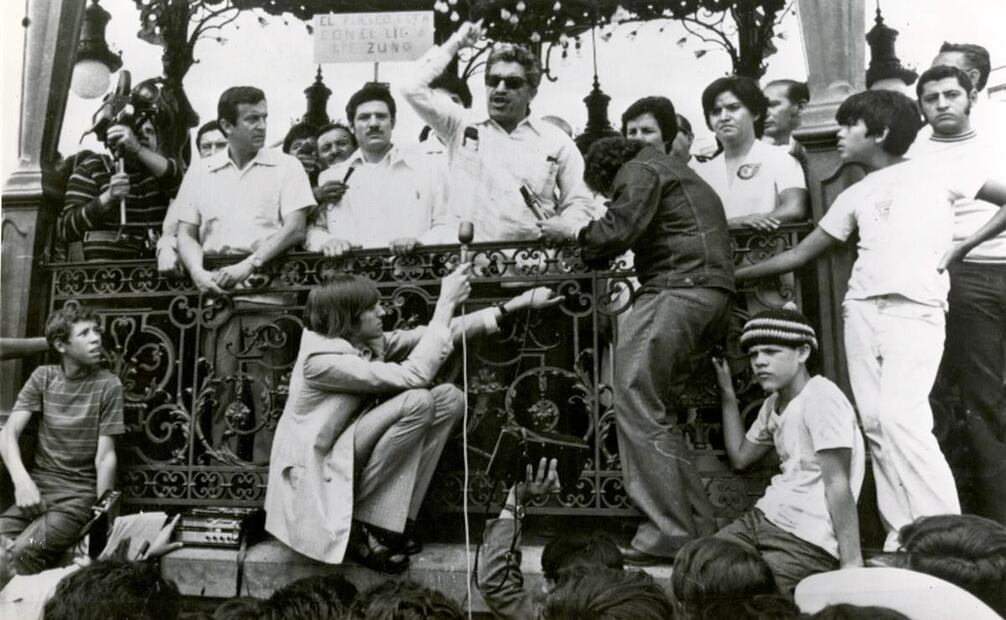 Desde el kiosco de la Plaza de Armas tapatía, Rubén y Guadalupe Zuno Arce, hijos del afamado profesor, agradecieron a la ciudadanía el apoyo y muestras de afecto a la situación de su padre. Archivo EL UNIVERSAL.