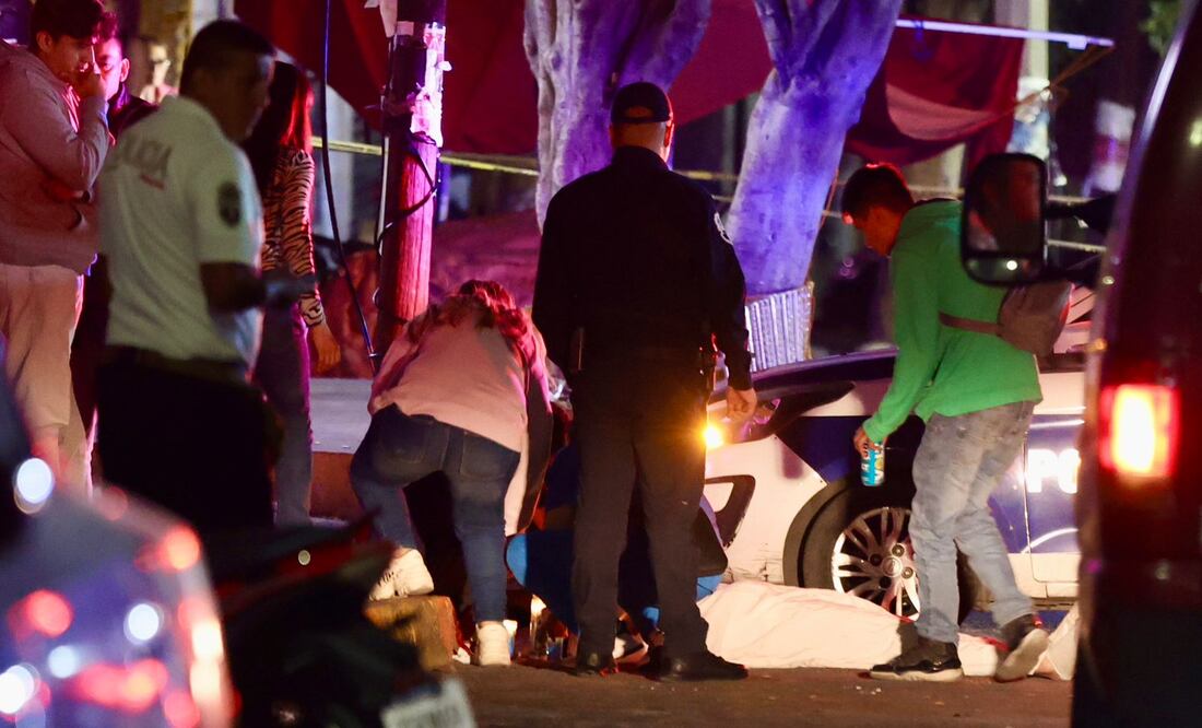 El cuerpo del joven se encuentra frente a las instalaciones del plantel. Foto: Valente Rosas