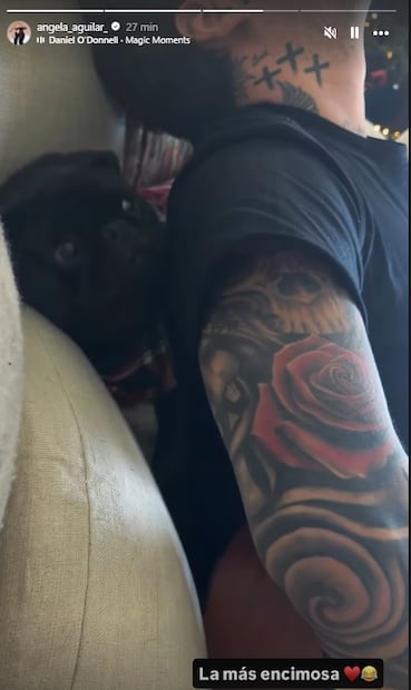 Christian Nodal y Ángela disfrutan de la Navidad en su hogar, en Houston, Texas.