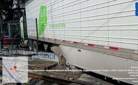 Vehículo de carga choca contra barda perimetral en crucero del Tren Ligero; implementan servicio provisional