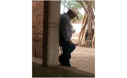 Yaquis amarran a un poste a exalcalde de Bácum, Sonora