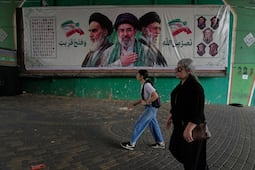 Irán dice estar cerca de alcanzar un acuerdo con Omán sobre ruta de tránsito en Ormuz; Teherán culpa a EU del cierre