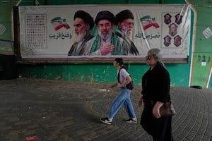 Irán dice estar cerca de alcanzar un acuerdo con Omán sobre ruta de tránsito en Ormuz; Teherán culpa a EU del cierre