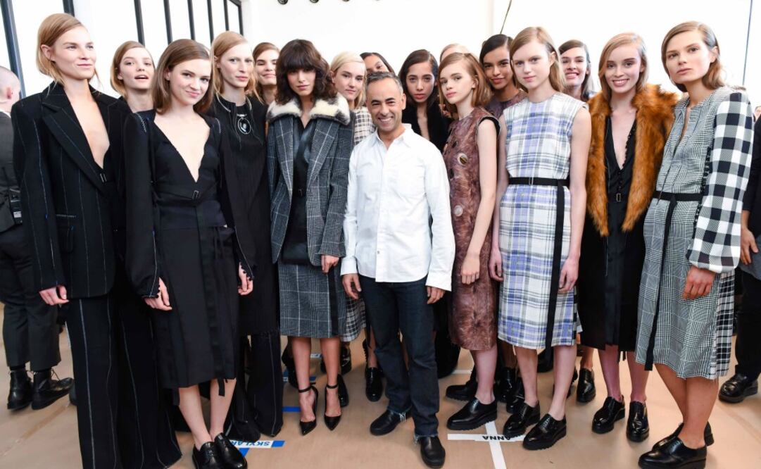 Francisco Costa en el backstage de la pasarela.