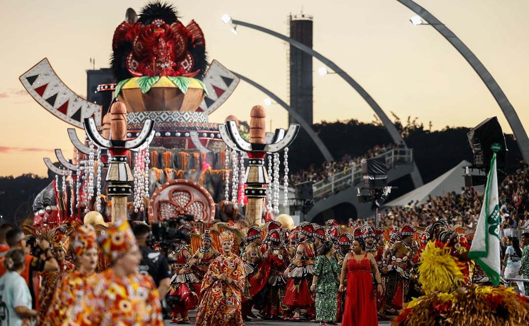 Integrantes de una escuela de samba desfilan este domingo en el segundo día de los desfiles del Grupo Especial en el sambódromo de Anhembí en Sao Paulo. Foto: EFE
