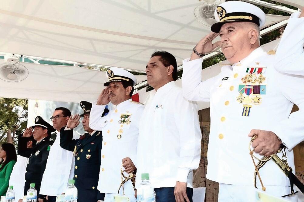 El gobernador Silvano Aureoles encabezó la toma de protesta del vicealmirante Gonzalo Ortiz como nuevo jefe de la Unidad 10 Zona Naval. (ESPECIAL)