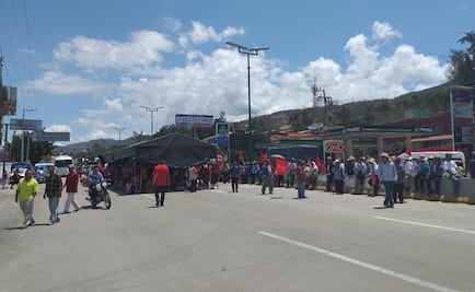 Campesinos bloquean la Autopista del Sol; exigen fertilizante