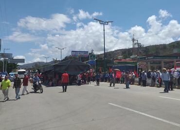 Campesinos bloquean la Autopista del Sol; exigen fertilizante