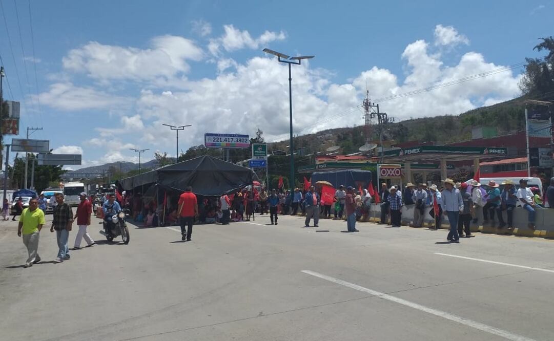 Hasta las 3:30 de la tarde los campesinos mantuvieron bloqueados los cuatro carriles de la autopista del Sol de manera intermitente. Foto: Especial