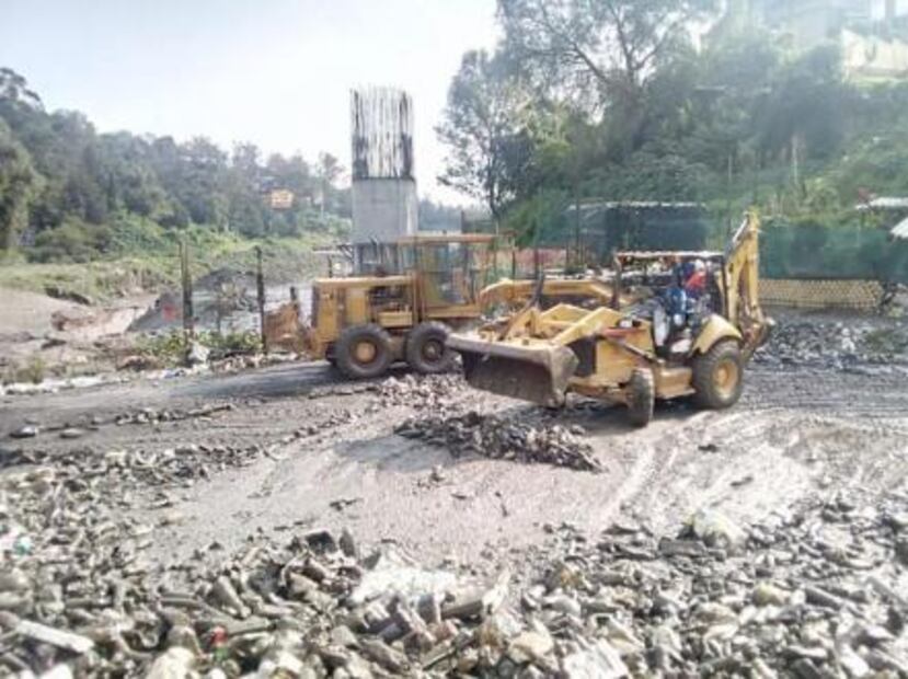Desalojan a familias ante riesgo de desbordamiento de la presa Tacubaya