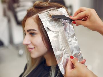 Cómo quitar las manchas de tinte de la piel