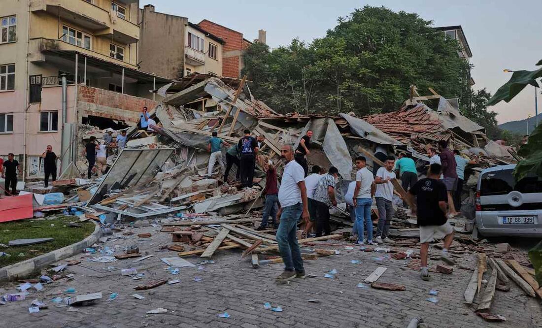Personas retiran los escombros de un edificio derrumbado tras un terremoto en Sindirgi, noroeste de Turquía, el domingo 10 de agosto de 2025. Foto: AP