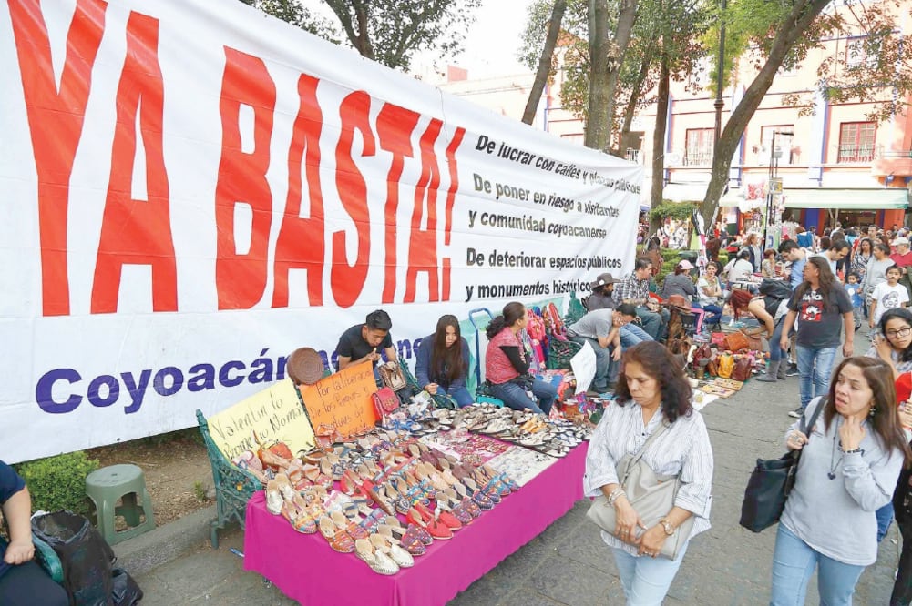 Artesanos acusan que las autoridades les cobran derecho de piso, que lucran con las calles y plazas públicas sin garantizar seguridad a los visitantes ni cuidar los monumentos históricos (AGUSTÍN SALINAS. EL UNIVERSAL)