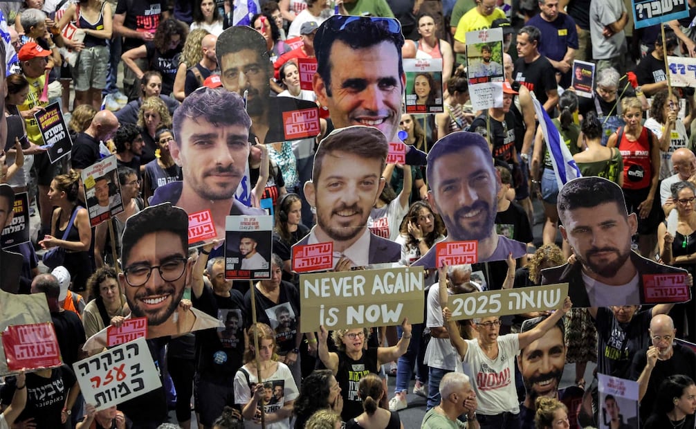 Los manifestantes se reúnen durante una protesta antigubernamental para pedir acciones para asegurar la liberación de los rehenes israelíes mantenidos cautivos en la Franja de Gaza por militantes palestinos desde los ataques del 7 de octubre de 2023, frente a la sede del Ministerio de Defensa de Israel en Tel Aviv el 2 de agosto de 2025. Foto: Archivo/ AFP