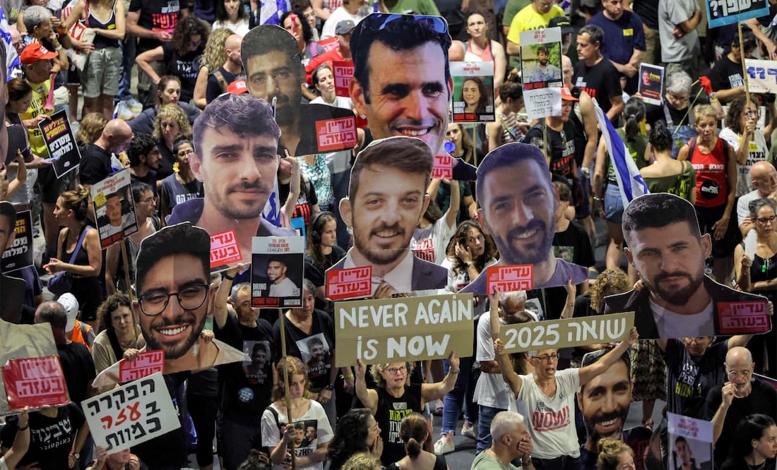 Los manifestantes se reúnen durante una protesta antigubernamental para pedir acciones para asegurar la liberación de los rehenes israelíes mantenidos cautivos en la Franja de Gaza por militantes palestinos desde los ataques del 7 de octubre de 2023, frente a la sede del Ministerio de Defensa de Israel en Tel Aviv el 2 de agosto de 2025. Foto: AFP/Archivo