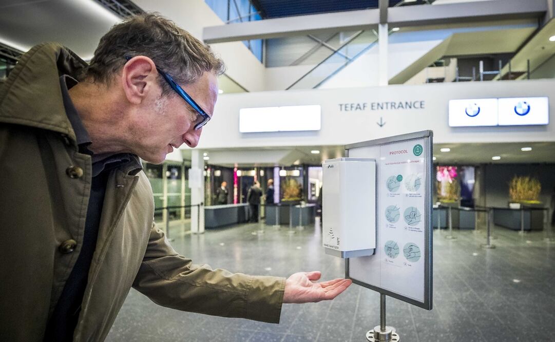Un visitante se pone gel desinfectante en la entrada principal de TEFAF. Foto: EFE/EPA/MARCEL VAN HOORN, archivo