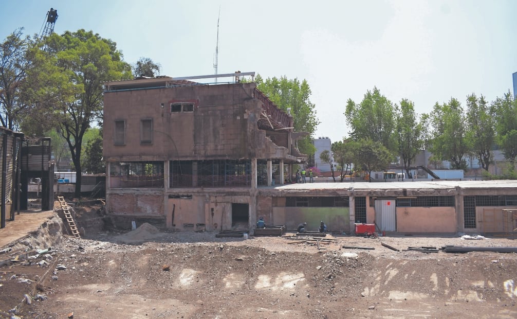 Cerca del Metro Pino Suárez, en la Plaza Tlaxcoaque, atrás del templo virreinal de la Santísima Concepción, ya pueden verse los trabajos de demolición que hacen con maquinaria pesada. Foto: Santiago Cadena/ EL UNIVERSAL